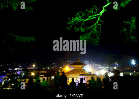 Kathmandu. 6 Mar, 2016. Foto scattata il 6 marzo 2016 mostra tempio di Pashupatinath decorato con luci in occasione di Maha Shivaratri festival in Kathmandu, Nepal. Maha Shivaratri è un festival indù che si celebra ogni anno nel timore del Signore Shiva. Credito: Pratap Thapa/Xinhua/Alamy Live News Foto Stock