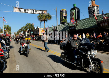 Daytona Beach, Florida, Stati Uniti d'America. 06 Mar, 2016. Motociclisti corsa giù per la strada principale a Daytona Beach, in Florida per il settantacinquesimo annuale Bike Week la raccolta. I dieci giorni di manifestazione, che offre corse di moto, concerti, festival di strada e umido t-shirt concorsi, richiama numerosi come 500.000 appassionati di moto provenienti da tutto il mondo, ed è uno dei più grandi raduni del suo genere negli Stati Uniti. Credito: Paul Hennessy/Alamy Live News Foto Stock