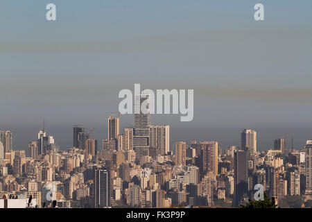 Beirut Libano. Il 7 marzo 2016. Lo skyline di Beirut è coperto da spessi strati di sostanze tossiche biossido di azoto inquinanti oltre la capitale libanese Foto Stock