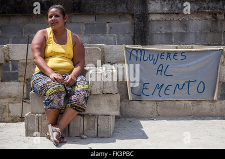 (160307) -- MIRANDA, 7 marzo 2016 (Xinhua) -- Immagine presa il 4 marzo 2016 mostra Kheinin Rengifo di 32 anni lavorano in cooperativa "Donne sul cemento' nel quartiere di Petare, capitale del comune di Sucre, Miranda membro, Venezuela. La cooperativa "Donne sul cemento" è stato avviato nel 2010 da Coromoto Rengifo, un pensionato educatore, e le sue due figlie, Kheinin Kheilin e. Questo gruppo di otto donne produce fino a 150 blocchi di cemento al giorno. La Giornata internazionale della donna si celebra ogni anno il 8 marzo. Il tema scelto per il 2016 è "Pianeta 50-50 entro il 2030: Passo per Gen Foto Stock