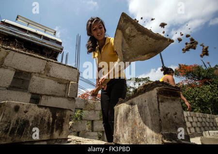 (160307) -- MIRANDA, 7 marzo 2016 (Xinhua) -- Immagine presa il 4 marzo 2016 mostra Franyelis Salsa di 16 anni lavorano in cooperativa "Donne sul cemento' nel quartiere di Petare, capitale del comune di Sucre, Miranda membro, Venezuela. La cooperativa "Donne sul cemento" è stato avviato nel 2010 da Coromoto Rengifo, un pensionato educatore, e le sue due figlie, Kheinin Kheilin e. Questo gruppo di otto donne produce fino a 150 blocchi di cemento al giorno. La Giornata internazionale della donna si celebra ogni anno il 8 marzo. Il tema scelto per il 2016 è "Pianeta 50-50 entro il 2030: Passo per Gen Foto Stock