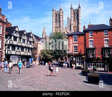 Vista del cancello del tesoro piazza con la cattedrale a posteriori, Lincoln, Lincolnshire, Inghilterra, Regno Unito, Europa occidentale. Foto Stock