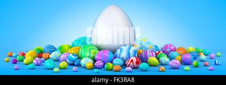 Pila di colorate uova di Pasqua che circonda un gigantesco uovo bianco Foto Stock
