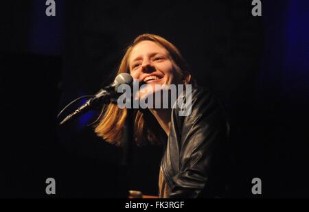 Brno, Repubblica Ceca. 06 Mar, 2016. Cantante ceca Marketa Irglova esegue entro il Glen Hansard della molla del tour europeo per gli album non ha Ramble a Brno, in Repubblica Ceca, 6 marzo 2015. Credito: Igor Zehl/CTK foto/Alamy Live News Foto Stock