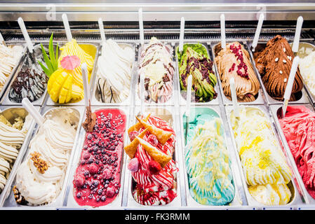 Classic gourmet Italiani gelatto gelato Gelato display in negozio Foto Stock