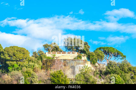 Vista del bel paesaggio con macchia mediterranea resort di lusso. Villefranche-sur-Mer, Nizza Cote d'Azur, Riviera francese. Foto Stock