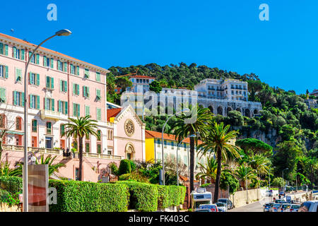 Vista del bel paesaggio con macchia mediterranea resort di lusso. Villefranche-sur-Mer, Nizza Cote d'Azur, Riviera francese. Foto Stock