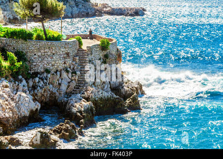 Vista del bel paesaggio con macchia mediterranea resort di lusso. Villefranche-sur-Mer, Nizza Cote d'Azur, Riviera francese. Foto Stock