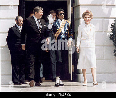 Cantante pop Michael Jackson, centro onde come lui e il Presidente degli Stati Uniti, Ronald Reagan, sinistra, e la first lady Nancy Reagan, destra arrivare alla Casa Bianca della cerimonia di lancio della campagna contro la guida in stato di ebbrezza di Washington il 14 maggio 1984. Credito: Ron Sachs/CNP - nessun filo SERVICE - Foto Stock