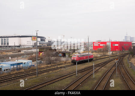 Berlino, 05 marzo: locomotore e binari del treno a Warschauer Strasse a Berlino il 05 marzo 2016. Foto Stock