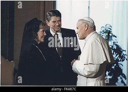 Stati Uniti Il Presidente Ronald Reagan e la First Lady Nancy Reagan incontro con Papa Giovanni Paolo II in Vaticano a Roma il 7 giugno 1982. Credito: White House via CNP - nessun filo SERVICE - Foto Stock