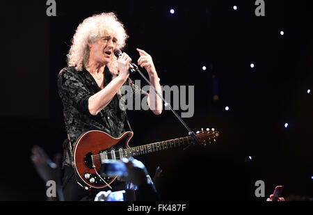 Zlin, Repubblica Ceca. 05 Mar, 2016. Regina il chitarrista Brian May (nella foto) suona con il cantante Kerry Ellis entro il loro progetto una sola voce a Praga Repubblica Ceca, Marzo 5, 2016. © Dalibor Gluck/CTK foto/Alamy Live News Foto Stock