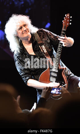 Zlin, Repubblica Ceca. 05 Mar, 2016. Regina il chitarrista Brian May (nella foto) suona con il cantante Kerry Ellis entro il loro progetto una sola voce a Praga Repubblica Ceca, Marzo 5, 2016. © Dalibor Gluck/CTK foto/Alamy Live News Foto Stock