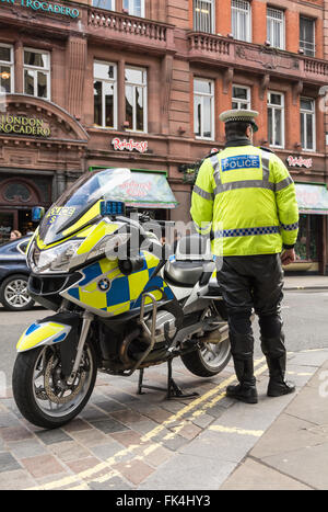 La Metropolitan Police motociclo funzionario di polizia, Londra Foto Stock