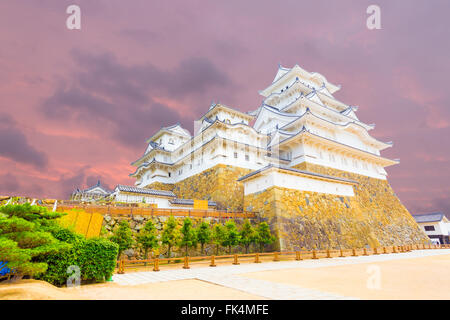 Ampio cortile sotto alla base di Himeji-jo il Castello su un colorato tramonto sera Himeji, Giappone dopo aver recentemente rinnovato inizio 2015. Foto Stock