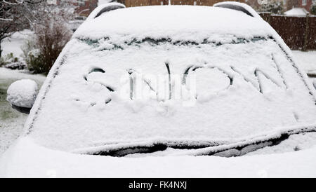 Auto con la parola "oggi", scritto nella coperta di neve parabrezza Foto Stock