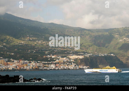 Benchijigua Express aliscafo traghetto veloce azionato da Fred Olsen in linea nelle isole Canarie si avvicina a Santa Cruz de La Palma Foto Stock