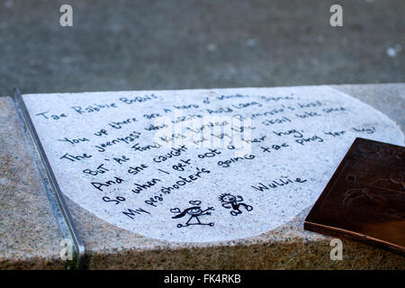 Dundee, Tayside, Scozia, Regno Unito, 7 Marzo 2016: Dundee presenta una nuova statua di maliziosa schoolboy Oor Wullie. Il lavoro di bronzo è stato commissionato per celebrare l'ottantesimo anniversario del suo debutto nella Domenica Post. Dundee il fumetto di patrimonio di caratteri viene celebrato con una nuova statua di Oor Wullie nel centro della citta'. Accanto a lui è la sua fedele benna e dietro di lui sulla parete sono repliche in bronzo del suo fido sacchetta contenente la sua fionda e pet Jeemy del mouse. Credito: Dundee fotografico / Alamy Live News Foto Stock