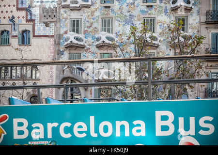 Barcellona Autobus turistico in Passeig de Gràcia Casa Batlló di Barcellona. Foto Stock