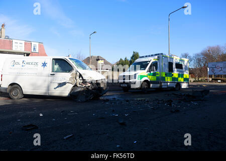 Edimburgo, Scozia, Regno Unito. 07Th Mar, 2016. Una RTA rallenta la mattina i pendolari nei pressi di Cameron Toll Shopping Center. L'incidente è accaduto quando un furgone bianco chiuso fino al di sotto di un autocarro. Il conducente in van è stata presa per il nuovo Edinburgh Royal Infirmary. Credito: pak@ Mera/Alamy Live News Foto Stock