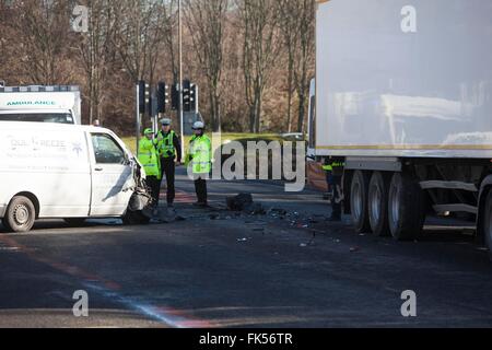 Edimburgo, Scozia, Regno Unito. 07Th Mar, 2016. Una RTA rallenta la mattina i pendolari nei pressi di Cameron Toll Shopping Center. L'incidente è accaduto quando un furgone bianco chiuso fino al di sotto di un autocarro. Il conducente in van è stata presa per il nuovo Edinburgh Royal Infirmary. Credito: pak@ Mera/Alamy Live News Foto Stock