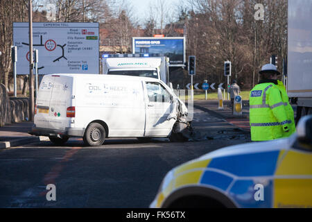 Edimburgo, Scozia, Regno Unito. 07Th Mar, 2016. Una RTA rallenta la mattina i pendolari nei pressi di Cameron Toll Shopping Center. L'incidente è accaduto quando un furgone bianco chiuso fino al di sotto di un autocarro. Il conducente in van è stata presa per il nuovo Edinburgh Royal Infirmary. Credito: pak@ Mera/Alamy Live News Foto Stock