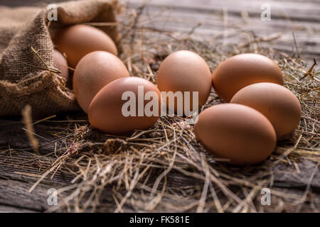 Rosolare le uova di gallina su sfondo rustico Foto Stock