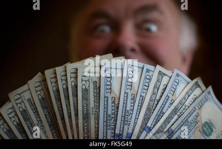 L'uomo pone con noi banconote Foto Stock