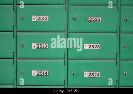 Verde numerato cassette di sicurezza Foto Stock