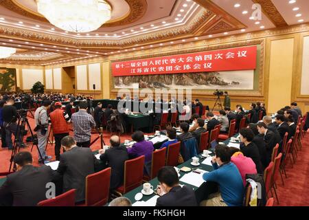 Pechino, Cina. 7 Mar, 2016. Una riunione plenaria dei deputati dalla provincia dello Jiangsu alla quarta sessione del XII congresso nazionale del popolo si svolgerà a Pechino Capitale della Cina, 7 marzo 2016. Credito: Chen Yehua/Xinhua/Alamy Live News Foto Stock