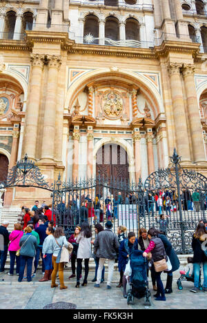 Linea per la Cattedrale, Plaza Obispo, centro storico, Malaga, Andalusia, Spagna Foto Stock