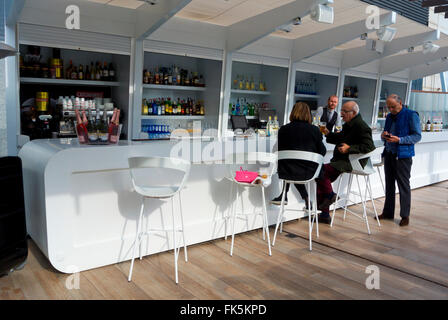 Terrazza bar, esperienza gourmet, top-piano food court e negozio di generi alimentari, El Corte Ingles, Malaga, Andalusia, Spagna Foto Stock