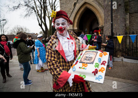 Rainbow Clown. In occasione del settantesimo clown annuale servizio presso la Chiesa di Tutti i Santi a Londra il 07 febbraio 2016. I clown si sono riuniti presso la chiesa per ricordare Giuseppe Grimaldi, il famoso clown inglese vissuto tra il 1778-1837. Foto Stock