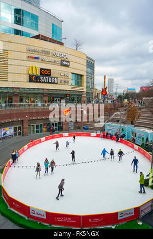 Pista di pattinaggio su ghiaccio, tra la stazione ferroviaria principale e Zlote Tarasy shopping mall, Varsavia, Polonia Foto Stock