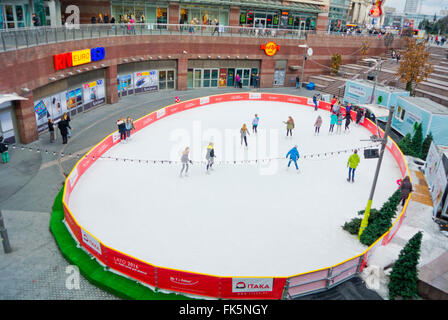 Pista di pattinaggio su ghiaccio, tra la stazione ferroviaria principale e Zlote Tarasy shopping mall, Varsavia, Polonia Foto Stock