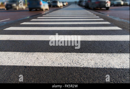 Close up crosswalk pedonale sul parcheggio della città Foto Stock