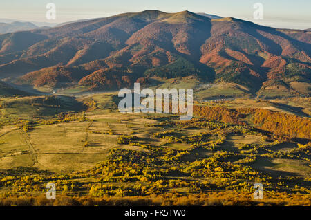 Oriente Beskids in autunno. Ucraino Montagne dei Carpazi Foto Stock