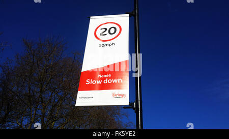 20 mph limiti di velocità introdotto attraverso Haringey, Nord di Londra Foto Stock