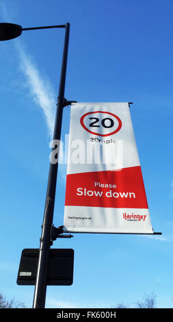 20 mph limiti di velocità introdotto attraverso Haringey, Nord di Londra Foto Stock