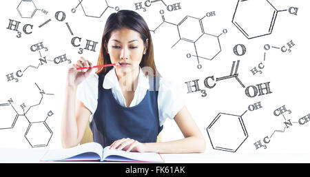 Immagine composita di pensosa imprenditrice la lettura Foto Stock