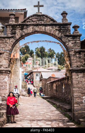 Peruviano Quechua donna lana di avvolgimento su Taquile Island, il lago Titicaca, Perù, Sud America Foto Stock