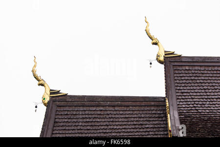 Gable apice della chiesa in un tempio thailandese Foto Stock