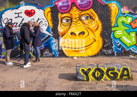 I turisti scattare foto di coperto di graffiti muro di Berlino a Mauerpark, Berlino Foto Stock