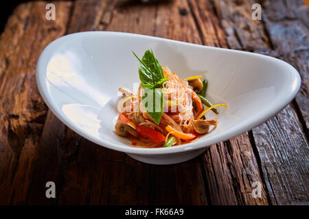 Tagliatelle di vetro con funghi e verdure. Foto Stock
