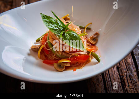 Tagliatelle di vetro con funghi e verdure. Foto Stock