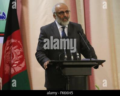 A Kabul, Afghanistan. 7 Mar, 2016. Afghan deliberando il Ministro della Difesa di Mohammad Masoom Stanikzai parla durante una cerimonia di consegna dei diplomi degli ufficiali dell'esercito a Kabul, Afghanistan, 7 marzo 2016. Un totale di 549 ufficiali dell'esercito si è laureato da un afghano di difesa nazionale università e sono state commissionate al paese dell esercito nazionale il lunedì. © Rahmat Alizadah/Xinhua/Alamy Live News Foto Stock