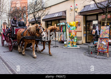 Turista nel carro trainato da cavalli & Klio Karadim arte e un negozio di curiosita' con luminosi buddy portano a Berlino Città Vecchia, Nikolaiviertel Foto Stock