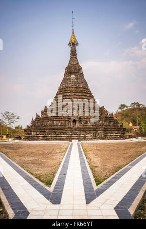 Tempio buddista rovine a Mrauk U, Stato di Rakhine, Myanmar (Birmania), Asia Foto Stock