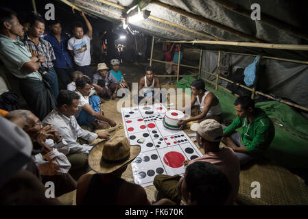 Mrauk U, gioco d'azzardo a sterco di BWE Festival per il passaggio di un importante monaco buddista, Stato di Rakhine, Myanmar (Birmania), Asia Foto Stock