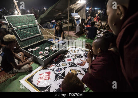 Mrauk U, i monaci il gioco d'azzardo a sterco di BWE Festival per il passaggio di un importante monaco buddista, Stato di Rakhine, Myanmar (Birmania), Asia Foto Stock